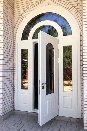 Арочная белая дверь