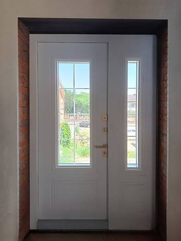Дверь с остеклением