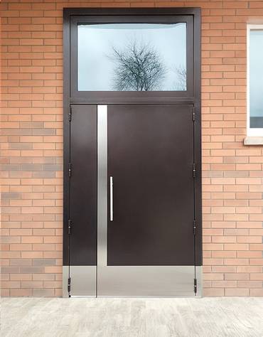 Дверь с отбойниками и стеклом сверху