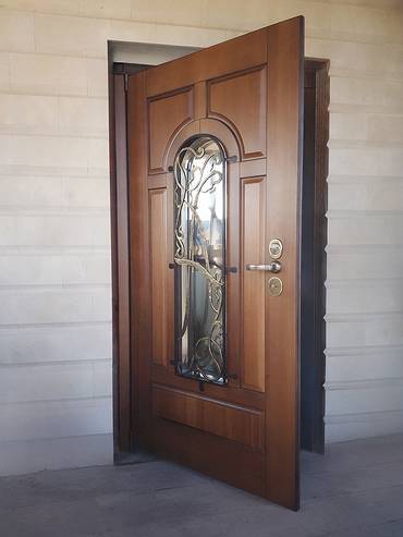 Дверь с решеткой и МДФ со шпоном