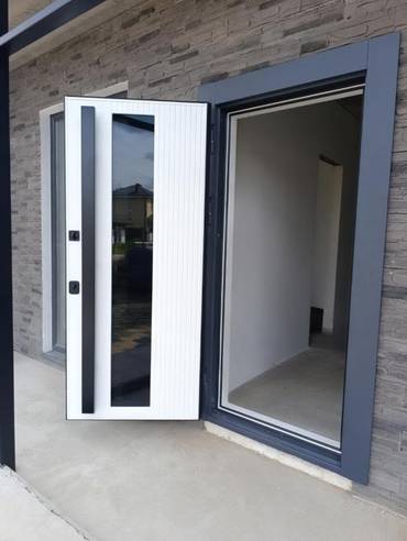 Дверь со стеклом и бугельными ручками