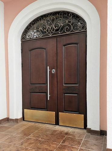 Двустворчатая арочная дверь