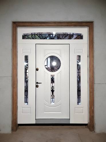 Парадная дверь с коваными решетками