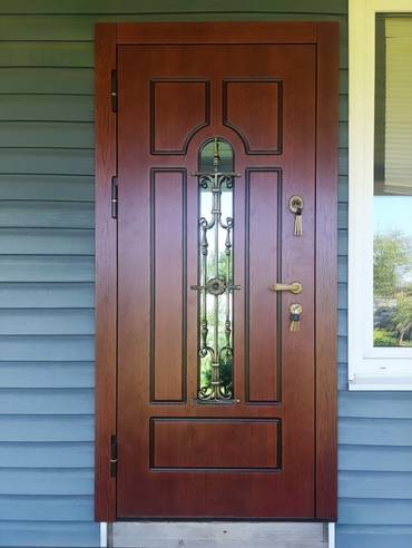 Входная дверь с узким стеклом