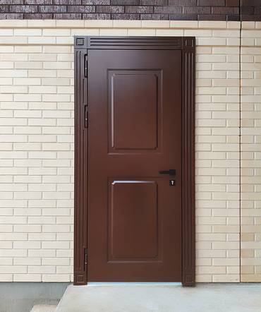 Входная термодверь в доме